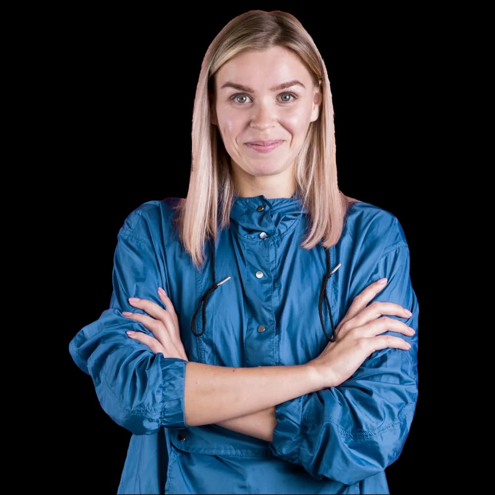 Mujer usando WhatsApp para registrar gastos